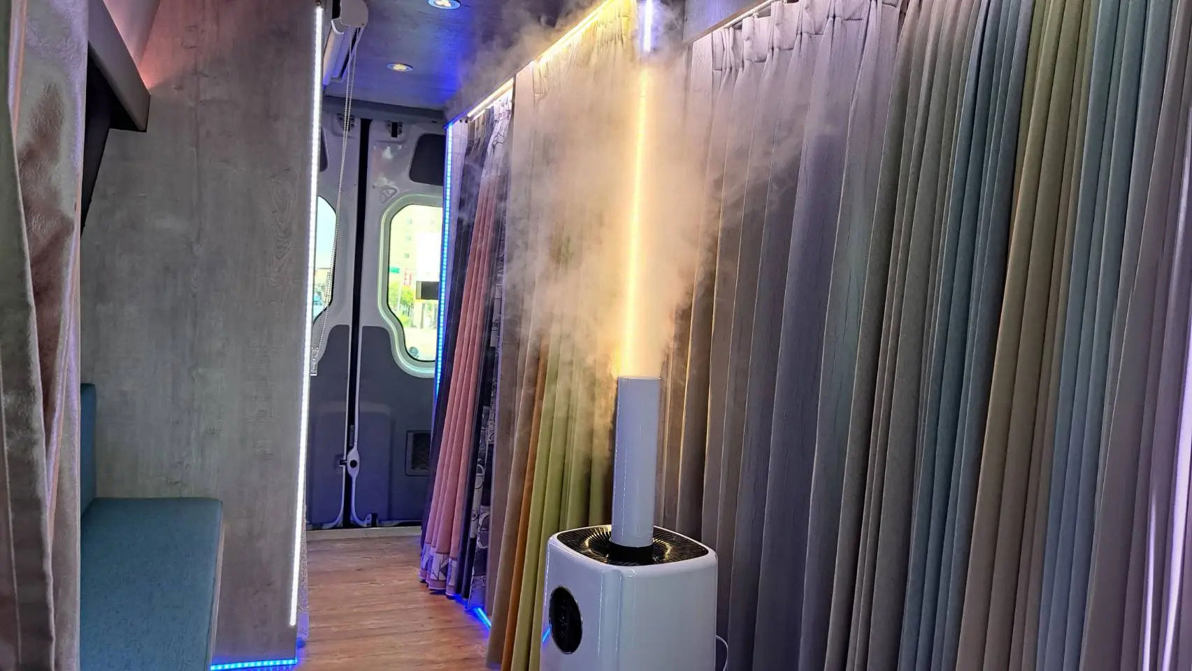 打造保姆車服務新北地區窗簾實品展示